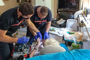 PRISE EN CHARGE D'UNE VIEILLE DAME A DOMICILE, SAPEURS-POMPIERS DU CENTRE D'INTERVENTION ET DE SECOURS DE ROANNE, LOIRE, FRANCE 