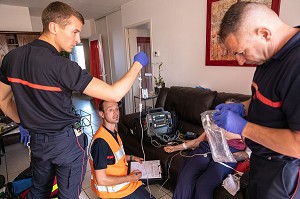 MISE EN PLACE D'UNE VOIE VEINEUSE PAR L'INFIRMIER, PRISE EN CHARGE D'UNE VIEILLE DAME A DOMICILE, SAPEURS-POMPIERS DU CENTRE D'INTERVENTION ET DE SECOURS DE ROANNE, LOIRE, FRANCE 