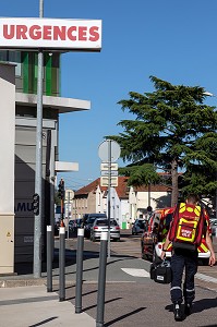 INFIRMIER A LA SORTIE DES URGENCES DE L'HOPITAL, SAPEURS-POMPIERS DU CENTRE D'INTERVENTION ET DE SECOURS DE ROANNE, LOIRE, FRANCE 