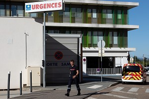 INFIRMIER A LA SORTIE DES URGENCES DE L'HOPITAL, SAPEURS-POMPIERS DU CENTRE D'INTERVENTION ET DE SECOURS DE ROANNE, LOIRE, FRANCE 