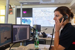 OPERATRICE TELEPHONIQUE AU STANDARD DE REGULATION DES APPELS D'URGENCE DU 18 ET DU 112, SALLE DU CENTRE DE TRAITEMENT DE L'ALERTE DE VANNES, MORBIHAN, FRANCE 