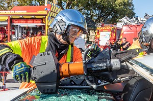 DEMONSTRATION DE SECOURS ROUTIER, CONGRES NATIONAL DES SAPEURS-POMPIERS DE FRANCE, VANNES, MORBIHAN 