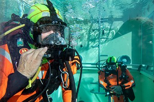 DEMONSTRATION DE SECOURS AQUATIQUE AVEC LES SAPEURS-POMPIERS, CONGRES NATIONAL DES SAPEURS-POMPIERS DE FRANCE, VANNES, MORBIHAN