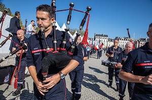 BAGAD DU MORBIHAN POUR LE CONGRES NATIONAL DES SAPEURS-POMPIERS DE FRANCE, VANNES, BRETAGNE