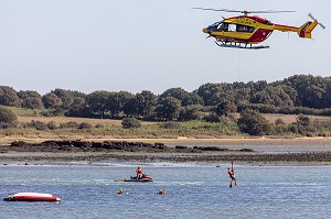 TREUILLAGE DU SAUVETEUR, EXERCICE DE SAUVETAGE AQUATIQUE DANS LE GOLFE DU MORBIHAN AVEC LA VEDETTE DE LA SNSM ET L'HELICOPTERE DE LA SECURITE CIVILE, VANNES, FRANCE 