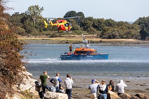 TREUILLAGE DU SAUVETEUR, EXERCICE DE SAUVETAGE AQUATIQUE DANS LE GOLFE DU MORBIHAN AVEC LA VEDETTE DE LA SNSM ET L'HELICOPTERE DE LA SECURITE CIVILE, VANNES, FRANCE 