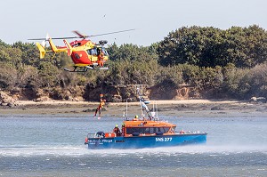 TREUILLAGE DU SAUVETEUR, EXERCICE DE SAUVETAGE AQUATIQUE DANS LE GOLFE DU MORBIHAN AVEC LA VEDETTE DE LA SNSM ET L'HELICOPTERE DE LA SECURITE CIVILE, VANNES, FRANCE 