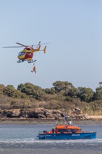 TREUILLAGE DU SAUVETEUR, EXERCICE DE SAUVETAGE AQUATIQUE DANS LE GOLFE DU MORBIHAN AVEC LA VEDETTE DE LA SNSM ET L'HELICOPTERE DE LA SECURITE CIVILE, VANNES, FRANCE 