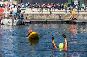 DEMONSTRATION DE SAUVETAGE AQUATIQUE DANS LE PORT DE VANNES, CONGRES NATIONAL DES SAPEURS-POMPIERS, VANNES, MORBIHAN 