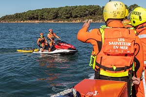 EXERCICE DE SAUVETAGE AQUATIQUE DANS LE GOLFE DU MORBIHAN AVEC LES SAUVETEURS DE LA SNSM ET LES SAPEURS-POMPIERS, VANNES, FRANCE 