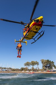 TREUILLAGE DU SAUVETEUR ET DE LA VICTIME, EXERCICE DE SAUVETAGE AQUATIQUE DANS LE GOLFE DU MORBIHAN AVEC LES SAPEURS-POMPIERS ET L'HELICOPTERE DE LA SECURITE CIVILE, VANNES, FRANCE 