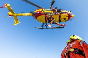 TREUILLAGE DU SAUVETEUR SAPEUR-POMPIER ET DE LA VICTIME, EXERCICE DE SAUVETAGE AQUATIQUE DANS LE GOLFE DU MORBIHAN AVEC LA SNSM ET L'HELICOPTERE DE LA SECURITE CIVILE, VANNES, FRANCE 