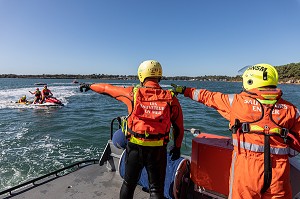 EXERCICE DE SAUVETAGE AQUATIQUE DANS LE GOLFE DU MORBIHAN AVEC LES SAUVETEURS DE LA SNSM ET LES SAPEURS-POMPIERS, VANNES, FRANCE 