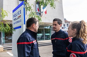 SAPEURS-POMPIERS DEVANT LE COMMISSARIAT DE POLICE POUR DEPOT DE PLAINTE SUITE A UNE AGRESSION PHYSIQUE EN INTERVENTION, AUXERRE, YONNE, FRANCE 
