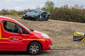 PREVENTION ROUTIERE, LE DEPARTEMENT DE L'YONNE INSTALLE DES CARCASSES DE VOITURE ACCIDENTEE SUR LES RONDS-POINTS, AUXERRE, FRANCE 