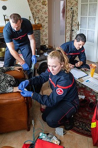 PRISE EN CHARGE D'UNE PERSONNE POUR DES DOULEURS THORACIQUES, SAPEURS-POMPIERS DU CENTRE DE SECOURS PRINCIPAL (CSP), AUXERRE, YONNE, FRANCE 