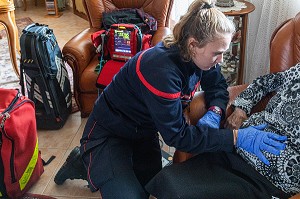 PRISE EN CHARGE D'UNE PERSONNE POUR DES DOULEURS THORACIQUES, SAPEURS-POMPIERS DU CENTRE DE SECOURS PRINCIPAL (CSP), AUXERRE, YONNE, FRANCE 