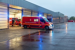 DEPART EN INTERVENTION DE L'AMBULANCE, CENTRE DE SECOURS PRINCIPAL (CSP), AUXERRE, YONNE, FRANCE 