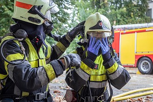 POSE DU MASQUE DE L'ARI, MANOEUVRE INCENDIE DANS UN SILO DESAFFECTE, SAPEURS-POMPIERS DU CENTRE DE SECOURS PRINCIPAL (CSP), AUXERRE, YONNE, FRANCE 