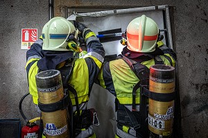 POSE DU STOPPEUR DE FUMEE POUR LIMITER LA PROPAGATION, MANOEUVRE INCENDIE DANS UN SILO DESAFFECTE, SAPEURS-POMPIERS DU CENTRE DE SECOURS PRINCIPAL (CSP), AUXERRE, YONNE, FRANCE 