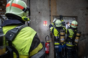 POSE DU STOPPEUR DE FUMEE POUR LIMITER LA PROPAGATION, MANOEUVRE INCENDIE DANS UN SILO DESAFFECTE, SAPEURS-POMPIERS DU CENTRE DE SECOURS PRINCIPAL (CSP), AUXERRE, YONNE, FRANCE 