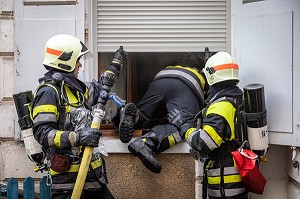 ENTREE PAR UNE FENETRE CASSEE POUR ACCEDER A L'APPARTEMENT, INTERVENTION POUR UN FEU D'APPARTEMENT EN CENTRE-VILLE, SAPEURS-POMPIERS DU CENTRE DE SECOURS PRINCIPAL (CSP), AUXERRE, YONNE, FRANCE 