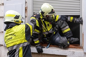 SORTIE PAR LA FENETRE DE L'APPARTEMENT, INTERVENTION POUR UN FEU EN CENTRE-VILLE, SAPEURS-POMPIERS DU CENTRE DE SECOURS PRINCIPAL (CSP), AUXERRE, YONNE, FRANCE 