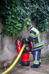 PRISE D'EAU SUR UNE BORNE DE POTEAU INCENDIE, INTERVENTION POUR UN FEU D'APPARTEMENT EN CENTRE-VILLE, SAPEURS-POMPIERS DU CENTRE DE SECOURS PRINCIPAL (CSP), AUXERRE, YONNE, FRANCE 