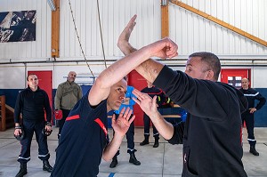 GESTE TECHNIQUE POUR SE PROTEGER ET SE DEGAGER, FORMATION POUR FAIRE FACE AUX SITUATIONS D'AGRESSIVITE ET D'AGRESSIONS EN INTERVENTION SAPEURS-POMPIERS, CENTRE DE SECOURS DE CARNAC, MORBIHAN, FRANCE 