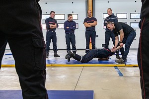 CLE DE BRAS POUR IMMOBILISER L'AGRESSEUR, FORMATION POUR FAIRE FACE AUX SITUATIONS D'AGRESSIVITE ET D'AGRESSIONS EN INTERVENTION SAPEURS-POMPIERS, CENTRE DE SECOURS DE CARNAC, MORBIHAN, FRANCE 