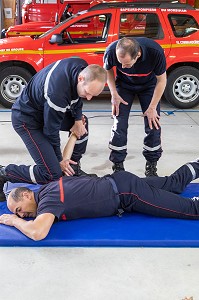 CLE DE BRAS POUR IMMOBILISER L'AGRESSEUR, FORMATION POUR FAIRE FACE AUX SITUATIONS D'AGRESSIVITE ET D'AGRESSIONS EN INTERVENTION SAPEURS-POMPIERS, CENTRE DE SECOURS DE CARNAC, MORBIHAN, FRANCE 