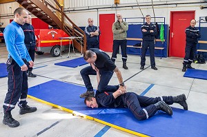 CLE DE BRAS POUR IMMOBILISER L'AGRESSEUR, FORMATION POUR FAIRE FACE AUX SITUATIONS D'AGRESSIVITE ET D'AGRESSIONS EN INTERVENTION SAPEURS-POMPIERS, CENTRE DE SECOURS DE CARNAC, MORBIHAN, FRANCE 