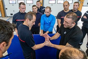 MOUVEMENT DE POIGNEE POUR IMMOBILISER L'AGRESSEUR, FORMATION POUR FAIRE FACE AUX SITUATIONS D'AGRESSIVITE ET D'AGRESSIONS EN INTERVENTION SAPEURS-POMPIERS, CENTRE DE SECOURS DE CARNAC, MORBIHAN, FRANCE 