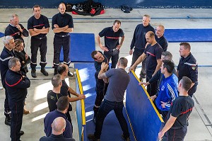 FORMATION POUR FAIRE FACE AUX SITUATIONS D'AGRESSIVITE ET D'AGRESSIONS EN INTERVENTION SAPEURS-POMPIERS, CENTRE DE SECOURS DE CARNAC, MORBIHAN, FRANCE 