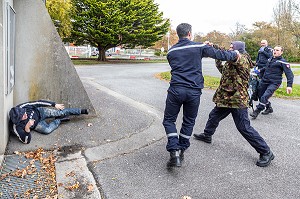 AGRESSION D'UN SDF DANS LA RUE, FORMATION POUR FAIRE FACE AUX SITUATIONS D'AGRESSIVITE ET D'AGRESSIONS EN INTERVENTION SAPEURS-POMPIERS, CENTRE DE SECOURS DE CARNAC, MORBIHAN, FRANCE 
