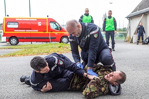 AGRESSION D'UN SDF DANS LA RUE, FORMATION POUR FAIRE FACE AUX SITUATIONS D'AGRESSIVITE ET D'AGRESSIONS EN INTERVENTION SAPEURS-POMPIERS, CENTRE DE SECOURS DE CARNAC, MORBIHAN, FRANCE 