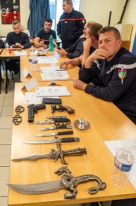 PRESENTATION DES ARMES SAISIES PAR LA GENDARMERIE, FORMATION POUR FAIRE FACE AUX SITUATIONS D'AGRESSIVITE ET D'AGRESSIONS EN INTERVENTION SAPEURS-POMPIERS, CENTRE DE SECOURS DE CARNAC, MORBIHAN, FRANCE 