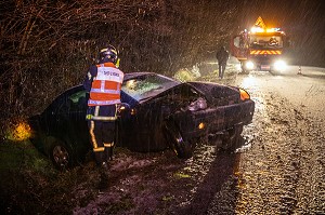 ACCIDENT DE LA ROUTE SUITE A UNE AVERSE DE GRELE, SAPEURS-POMPIERS DU CENTRE DE SECOURS DE LISIEUX, SDIS14, CALVADOS, FRANCE 