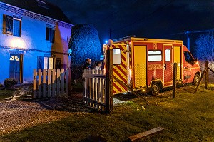INTERVENTION POUR SECOURS D'URGENCE A DOMICILE LA NUIT, SAPEURS-POMPIERS DU CENTRE DE SECOURS DE LISIEUX, SDIS14, CALVADOS, FRANCE