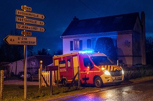 INTERVENTION POUR SECOURS D'URGENCE A DOMICILE LA NUIT, SAPEURS-POMPIERS DU CENTRE DE SECOURS DE LISIEUX, SDIS14, CALVADOS, FRANCE