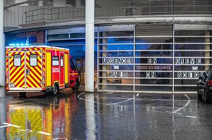 SERVICE DES URGENCES EN GREVE DE L'HOPITAL DE LISIEUX, AMBULANCE DES SAPEURS-POMPIERS DU CENTRE DE SECOURS DE LISIEUX, SDIS14, CALVADOS, FRANCE 
