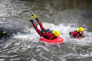 EXERCICE SAV DE SAUVETAGE AQUATIQUE SUR LE BASSIN DE SLALOM DE LA TOUQUES AVEC LES HYDRO SPEED, SAPEURS-POMPIERS DU CENTRE DE SECOURS DE LISIEUX, SDIS14, CALVADOS, FRANCE 