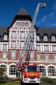 EXERCICE PREVENTION INCENDIE AVEC LA GRANDE ECHELLE, ERMITAGE SAINTE-THERESE, SAPEURS-POMPIERS DU CENTRE DE SECOURS DE LISIEUX, SDIS14, CALVADOS, FRANCE 