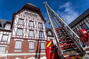 EXERCICE PREVENTION INCENDIE AVEC LA GRANDE ECHELLE, ERMITAGE SAINTE-THERESE, SAPEURS-POMPIERS DU CENTRE DE SECOURS DE LISIEUX, SDIS14, CALVADOS, FRANCE 