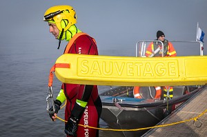 EXERCICE DE SAUVETAGE D'UNE VICTIME EN DETRESSE DANS LA SEINE AVEC LE RESCUE TUBE OU FRITE DE SAUVETAGE, SAPEURS-POMPIERS DU CENTRE DE SECOURS LES ANDELYS, SDIS27, EURE, FRANCE 