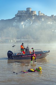 EXERCICE DE SAUVETAGE D'UNE VICTIME EN DETRESSE DANS LA SEINE DEVANT LE CHATEAU-GAILLARD, SAPEURS-POMPIERS DU CENTRE DE SECOURS LES ANDELYS, SDIS27, EURE, FRANCE 