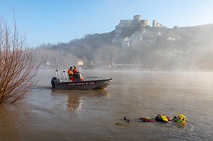 EXERCICE DE SAUVETAGE D'UNE VICTIME EN DETRESSE DANS LA SEINE DEVANT LE CHATEAU-GAILLARD, SAPEURS-POMPIERS DU CENTRE DE SECOURS LES ANDELYS, SDIS27, EURE, FRANCE 