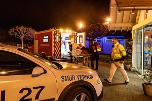 PRISE EN CHARGE MEDICALISEE D'UNE PERSONNE AGEE DANS UNE MAISON DE RETRAITE, SAPEURS-POMPIERS DU CENTRE DE SECOURS LES ANDELYS, SDIS27, EURE, FRANCE 