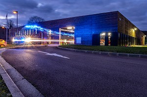 DEPART EN INTERVENTION DE L'AMBULANCE A LA TOMBE DE LA NUIT, SAPEURS-POMPIERS DU CENTRE DE SECOURS LES ANDELYS, SDIS27, EURE, FRANCE 