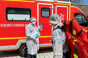 INTERVENTION DES SAPEURS-POMPIERS A L'EHPAD POUR UNE SUSPICION DE COVID, RUGLES, NORMANDIE, FRANCE 